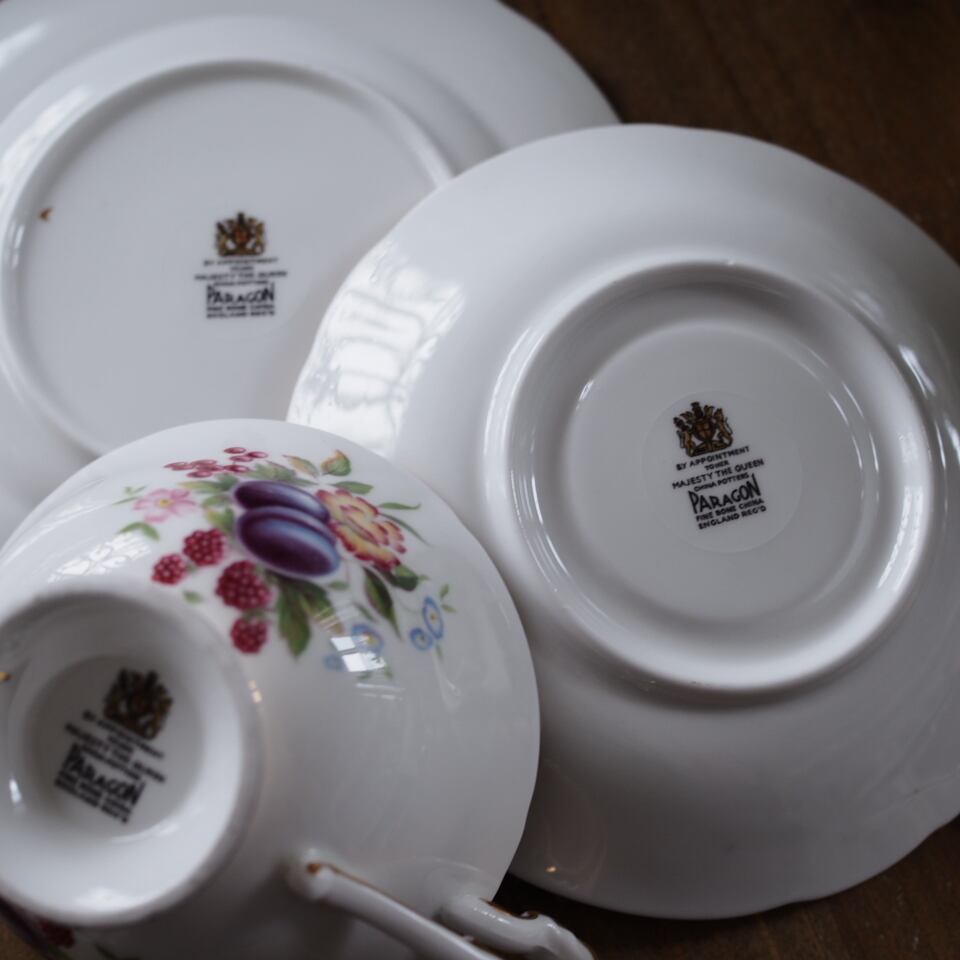 英国パラゴン 金彩果実文 フルーツ絵柄トリオ ブルー カップ＆ソーサー