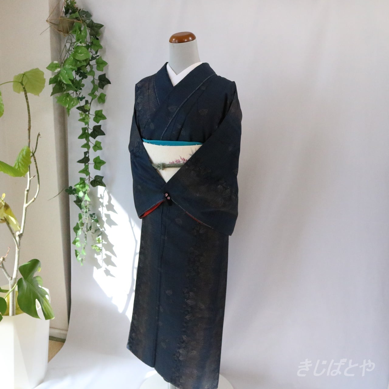 【美品】正絹 紬 大島調 小紋風 おしゃれ着 普段着 紺 藍色 中古） 大島紬 紺 カジュアル 色紙文 花菱文 袷 絹 【身丈】161.5cm