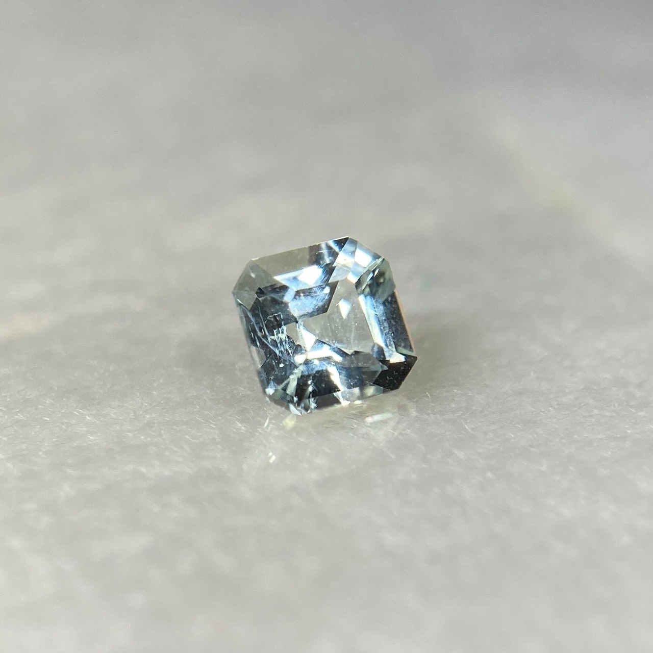 トルマリンの角砂糖  約3.6mm*3.6mm H2.8mm r-0408