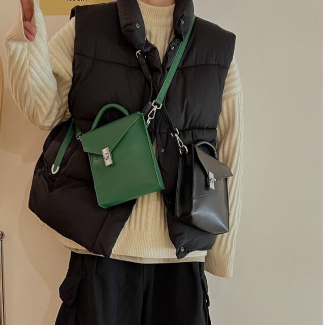 【予約販売】ショルダーバッグ シンプル メンズ ユニセックス クラシカル レザー ミニバッグ グリーン ブラック 斜め掛け メッセンジャー 黒 シック こなれ感 お洒落 韓国 トレンド