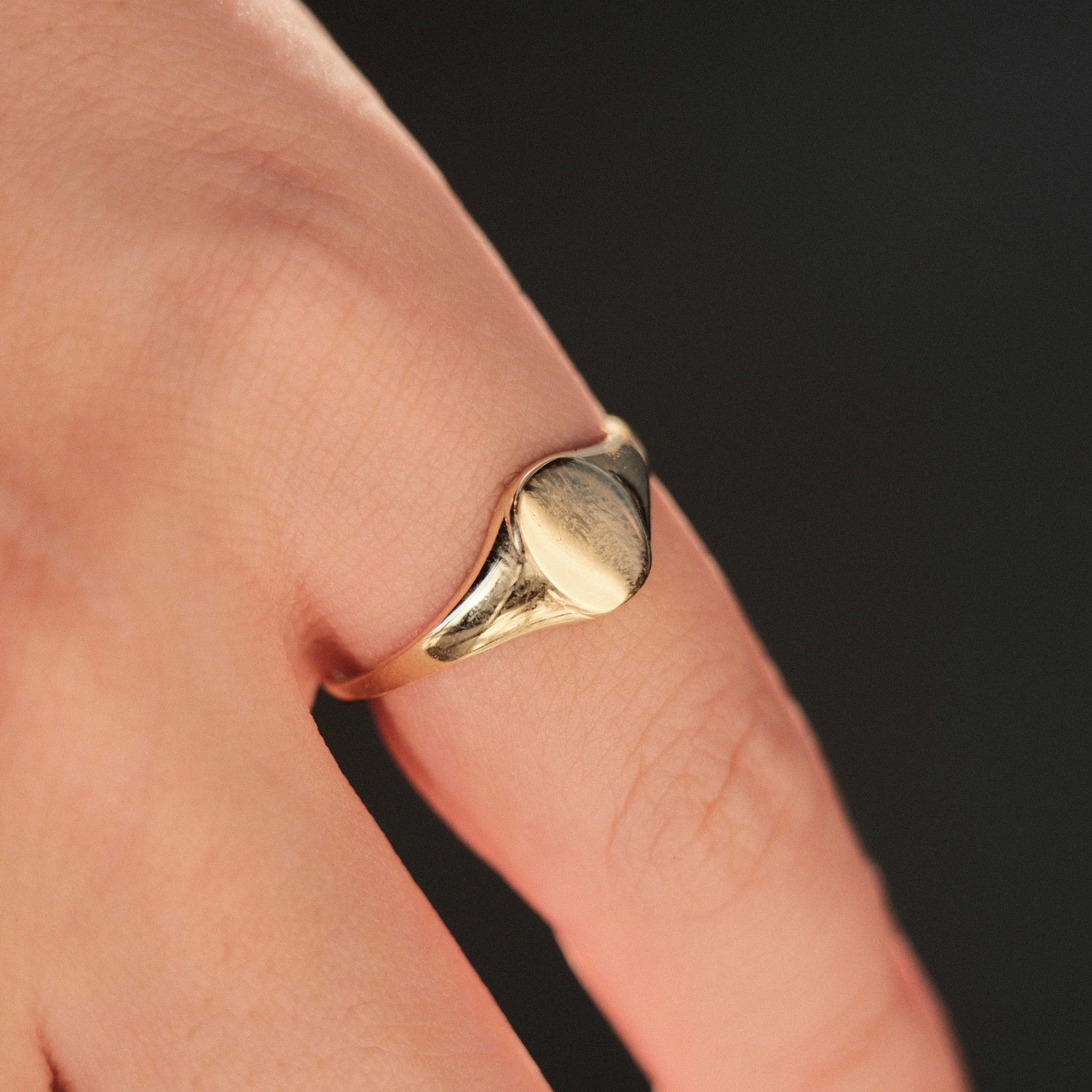 Vintage gold and onyx Playboy signet ring | H2 Vintage