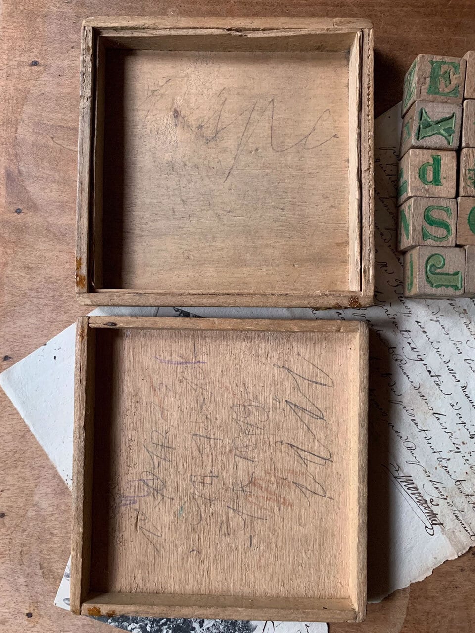 JEU ALPHABETIQUE アルファベットブロック 木箱 おもちゃ | Brocante