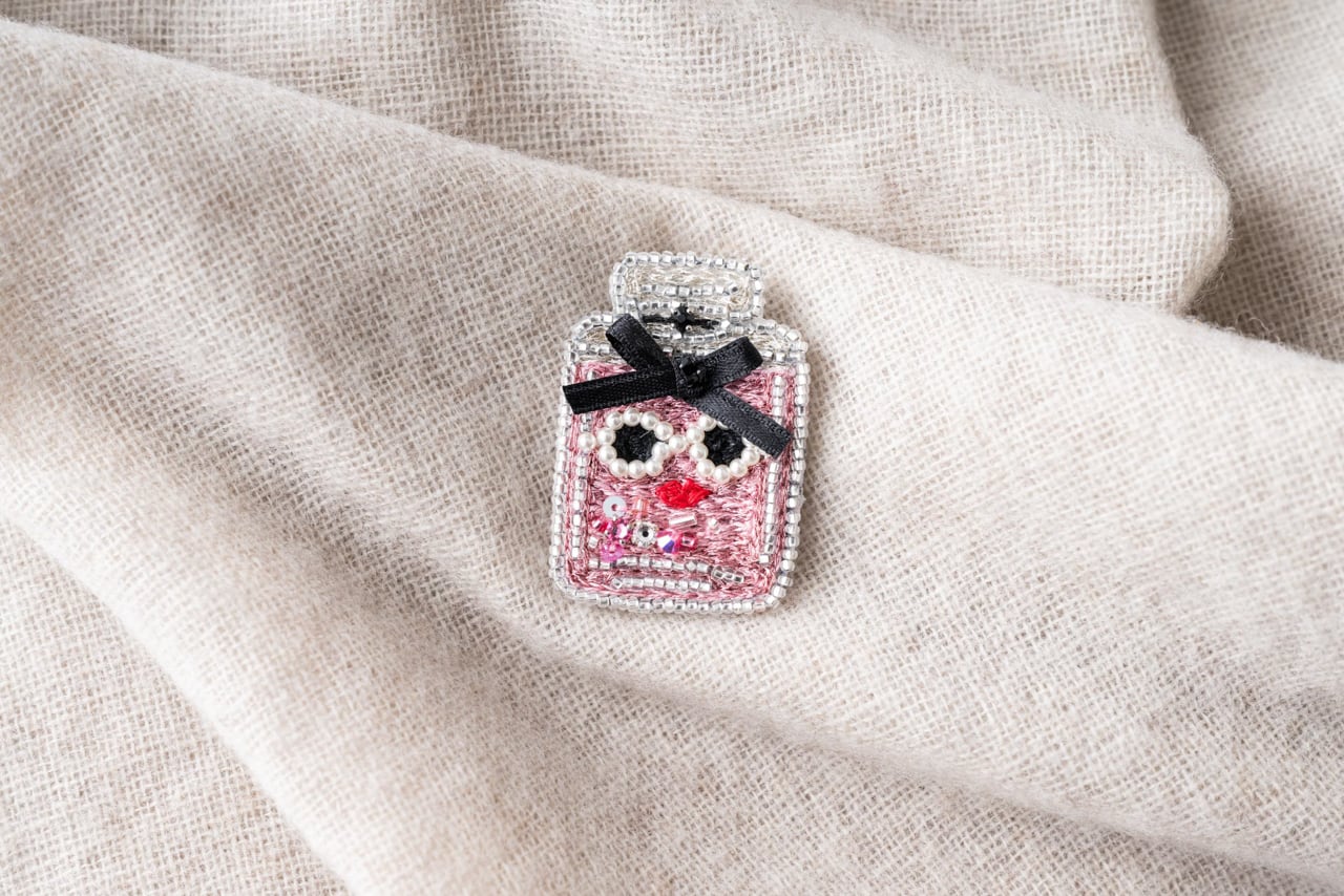 Immana Paris オートクチュールビーズ刺繍のブローチ パルファン Immana Paris オートクチュールビーズ刺繍のブローチ パルファン