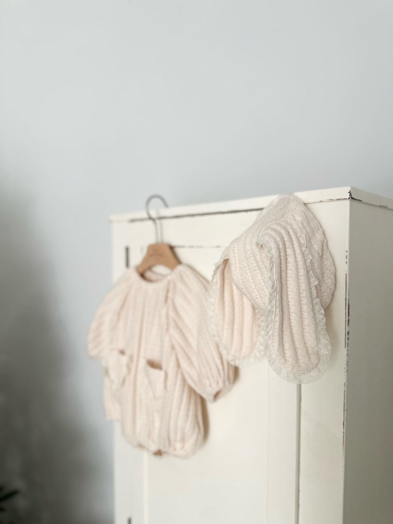 【即納】ニットボンボンロンパース / monbebe