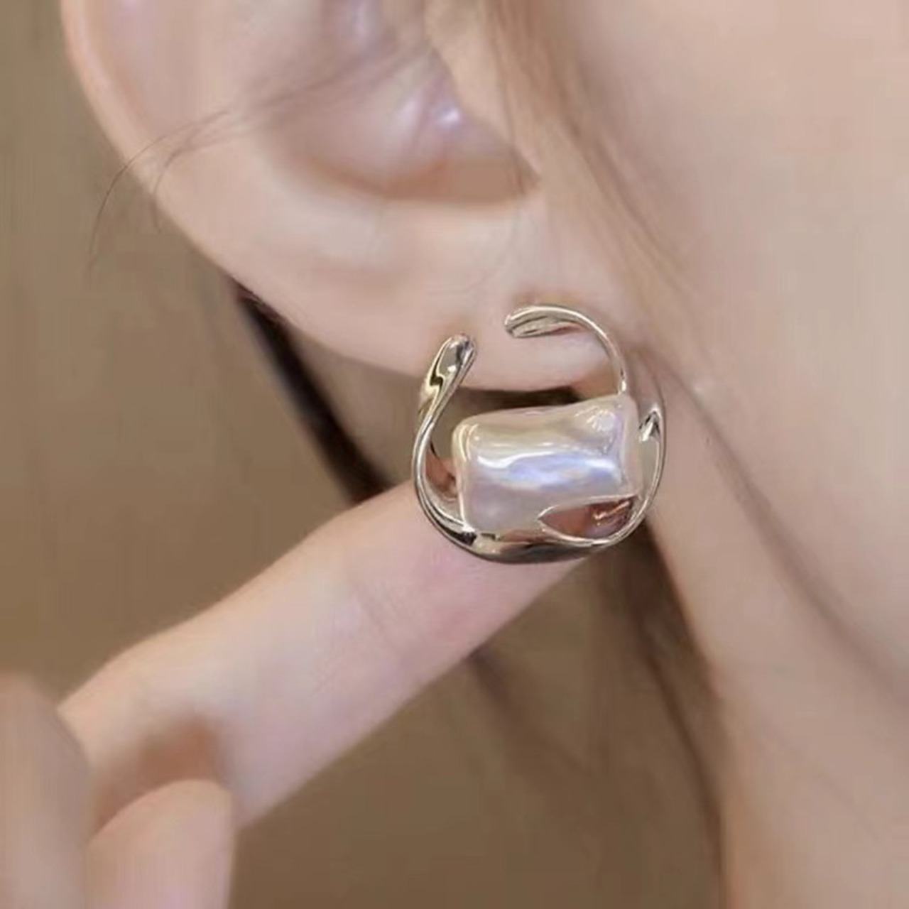 ツイステッドフレームピアス W10332