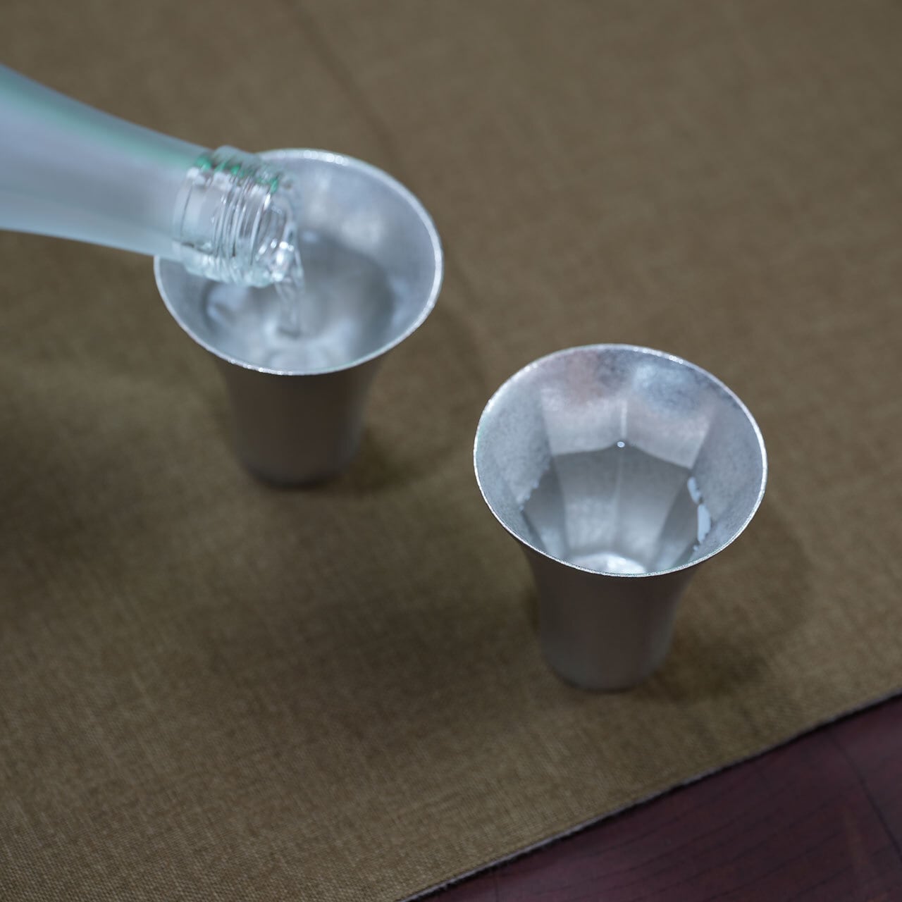 錫製酒器》鋳錫 吉祥紋酒器 梅紋ぐい呑み（ラッパ型）｜銀雅堂 | 生活