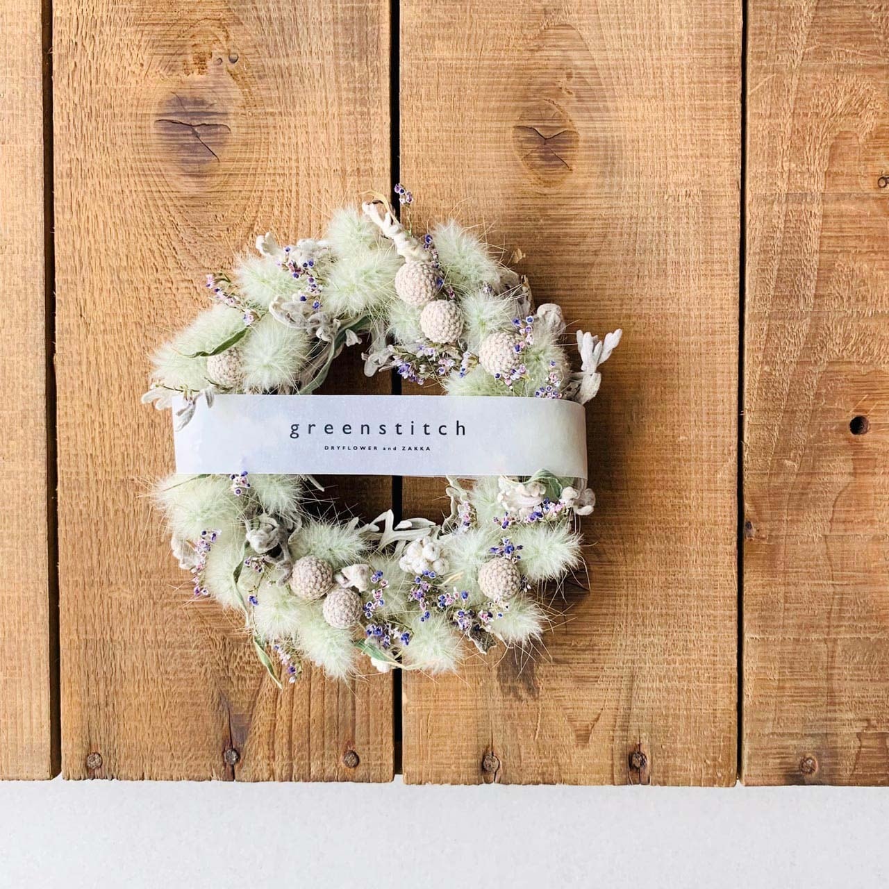 ラグラスバニーテールの小ぶりなリース | ドライフラワースワッグと布