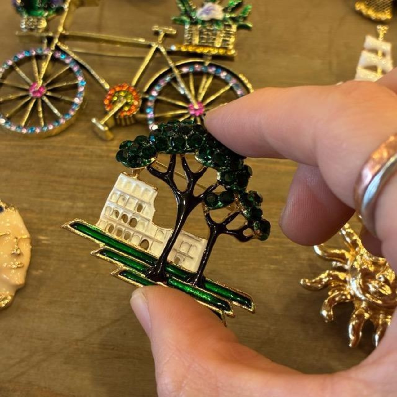 TOPANGA Jewelry　Bijou art brooch Colosseum　ビジューアートブローチ　コロッセオ　イタリア　プレゼント　プチギフト　ジャケット　帽子　バッグ　ニット