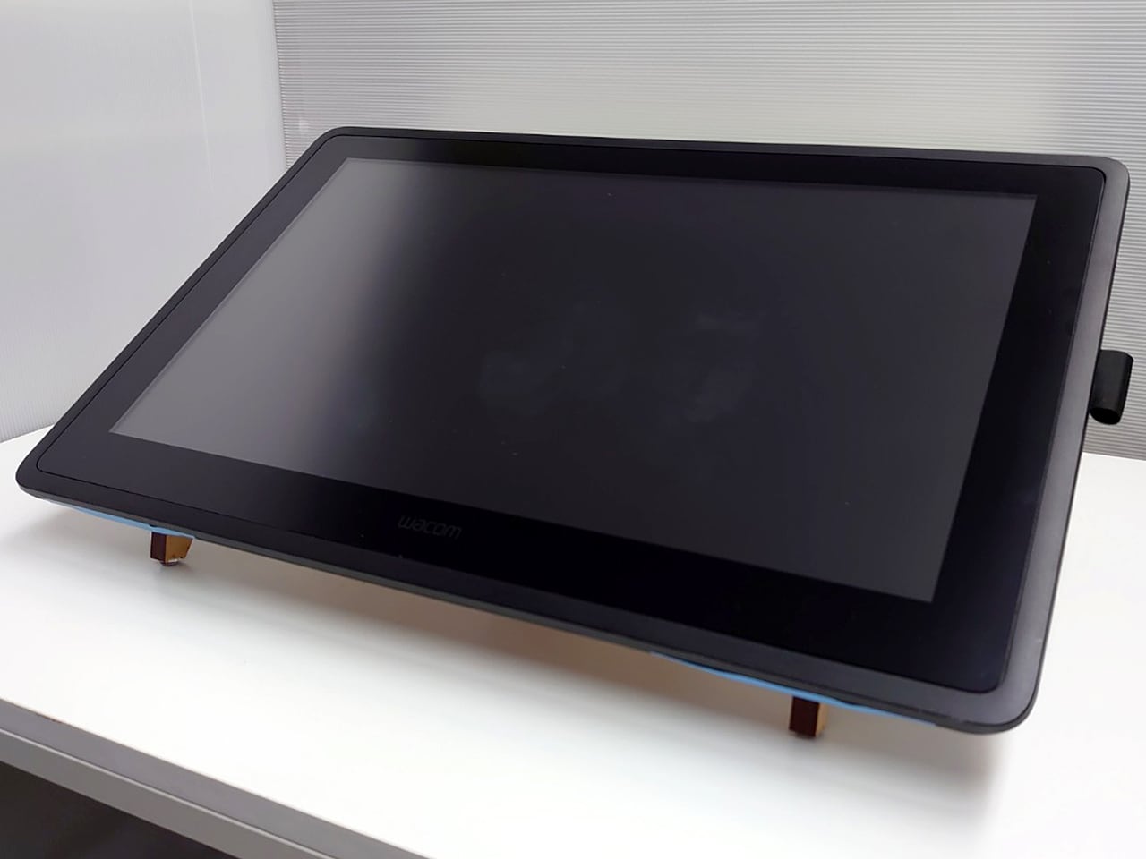 新発売！Cintiq 22FHD dtk-2260用 キーボード下置型スタンド | Mt.west