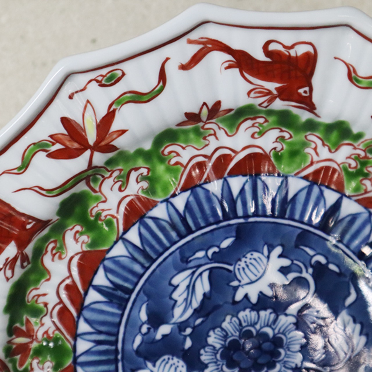 【送料無料】有田焼　亮秀窯　魚藻紋８寸皿（化粧箱・皿立付）　18-069