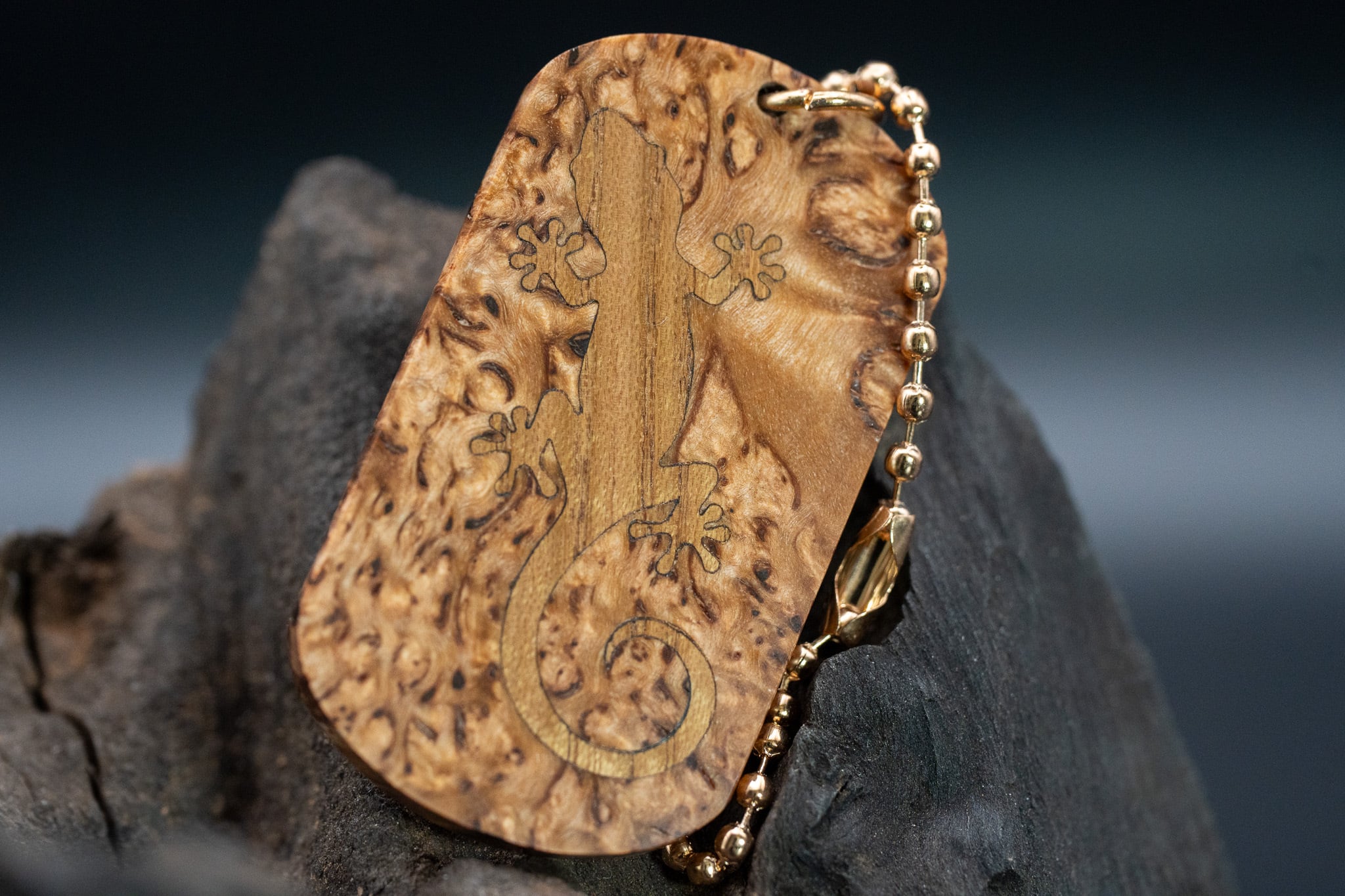 ※【 北欧の銘木 】マスールバーチ ドッグタグ 象嵌 木登りトカゲ