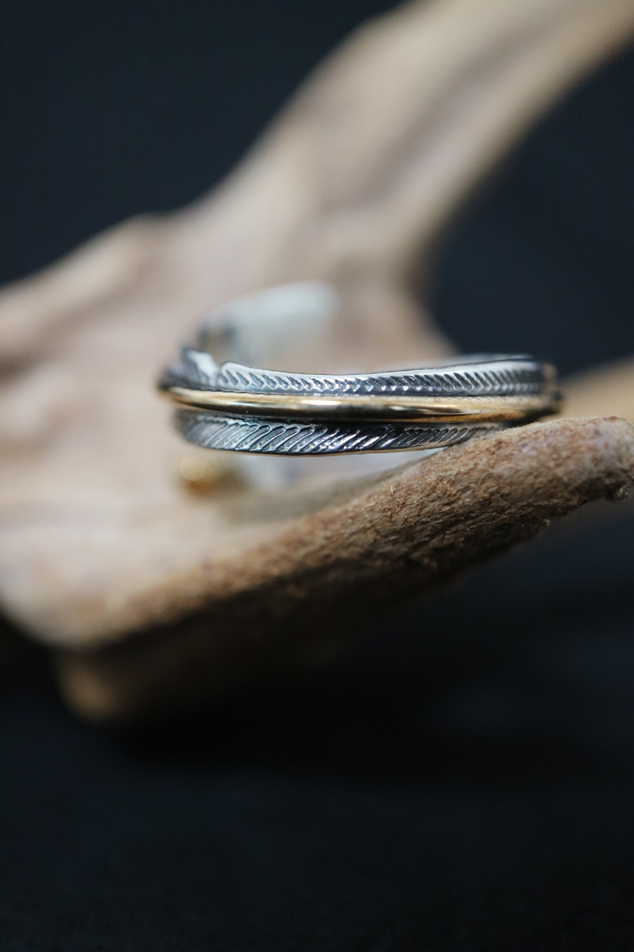 ナバホ族 JOE MACE（ジョー・メイス）作 フェザーゴールドラインリング