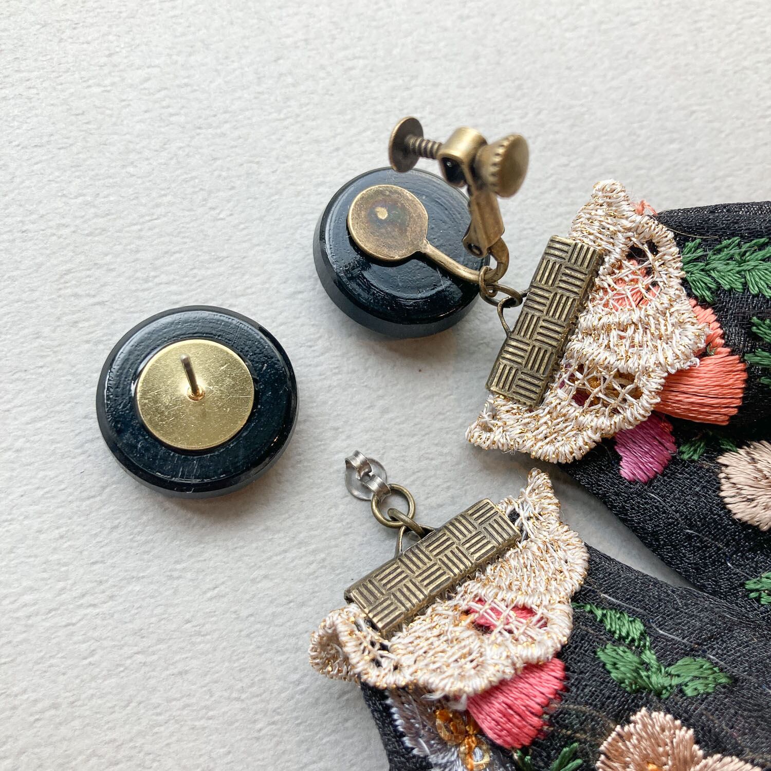 チェコ猫カボションと刺繍リボンの〈ピアス/イヤリング〉 | Dua