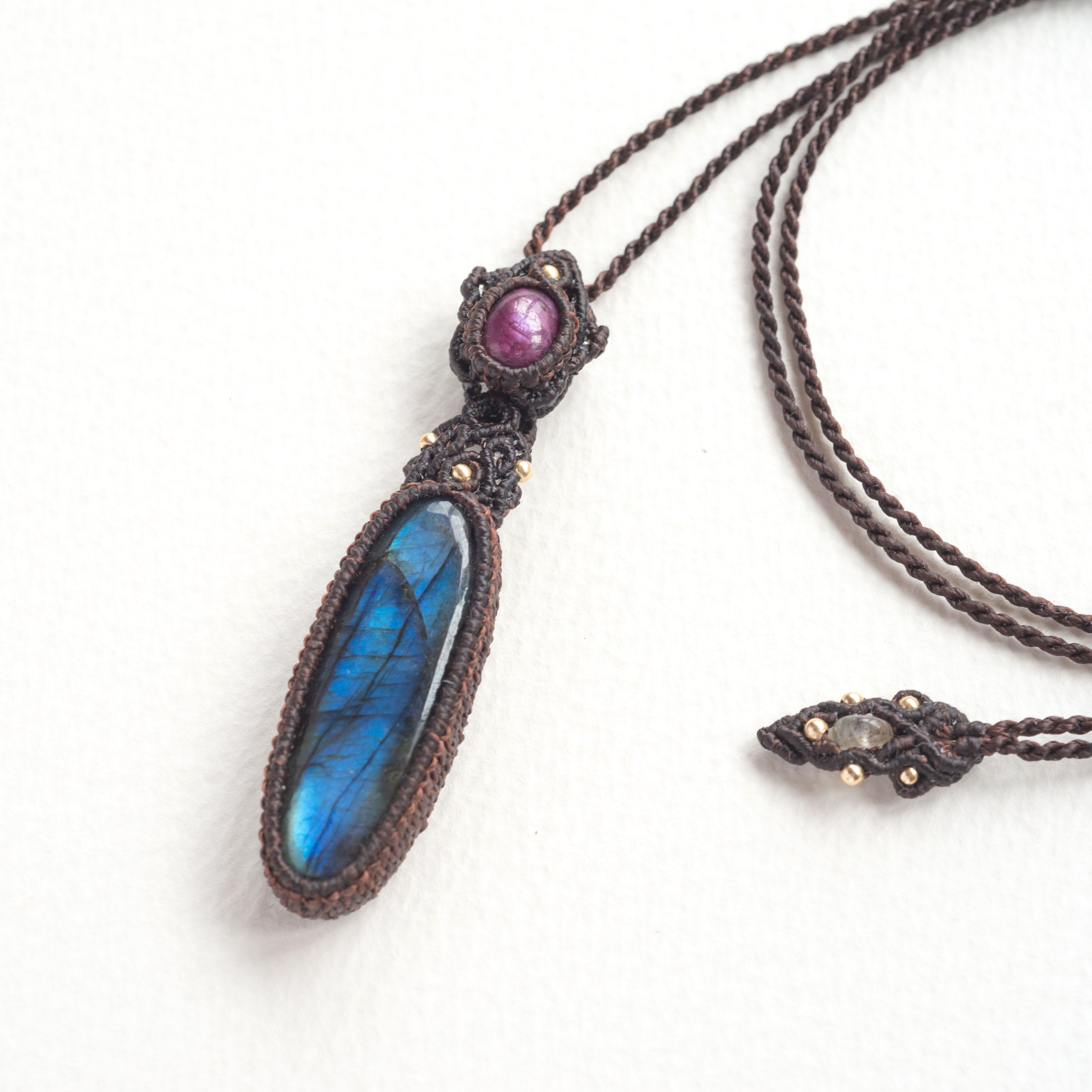 彫刻フローライト・ルビーのマクラメネックレス ルビー、フローライト、ラブラドライトのマクラメネックレス ストア