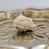 アラシャン瑪瑙 人魚彫刻 - ダークバニラ サンドベージュ 幻想 彫刻ビーズ 天然石 パーツ G1004