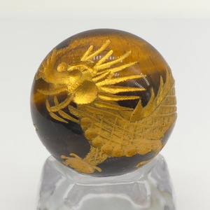 【彫刻置物】丸玉 タイガーアイ 五爪龍 (金彫り) サイズ約30mm