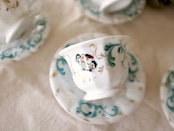 ラスト フランス 19世紀 エメラルドと蝶々と手彩色カップ&ソーサー パリ窯 アンティーク