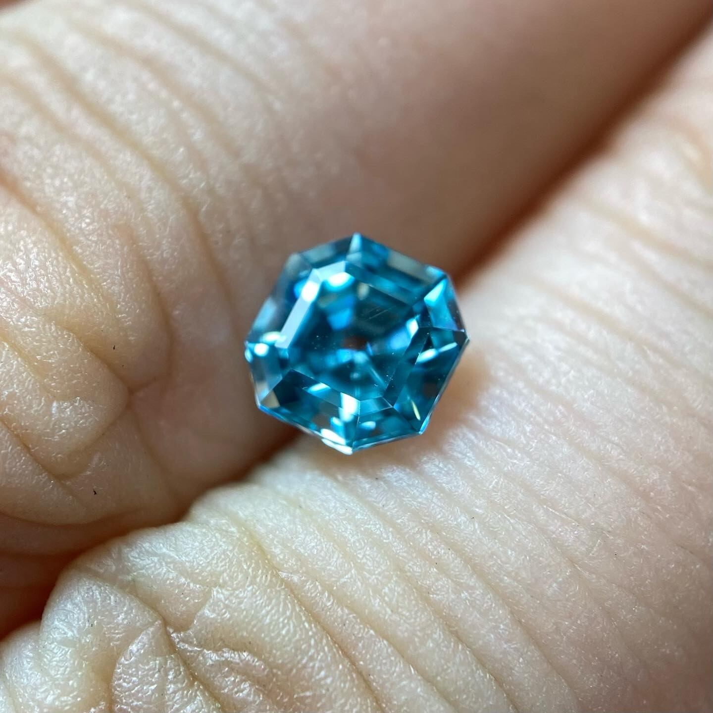 水の結晶!? ブルージルコン