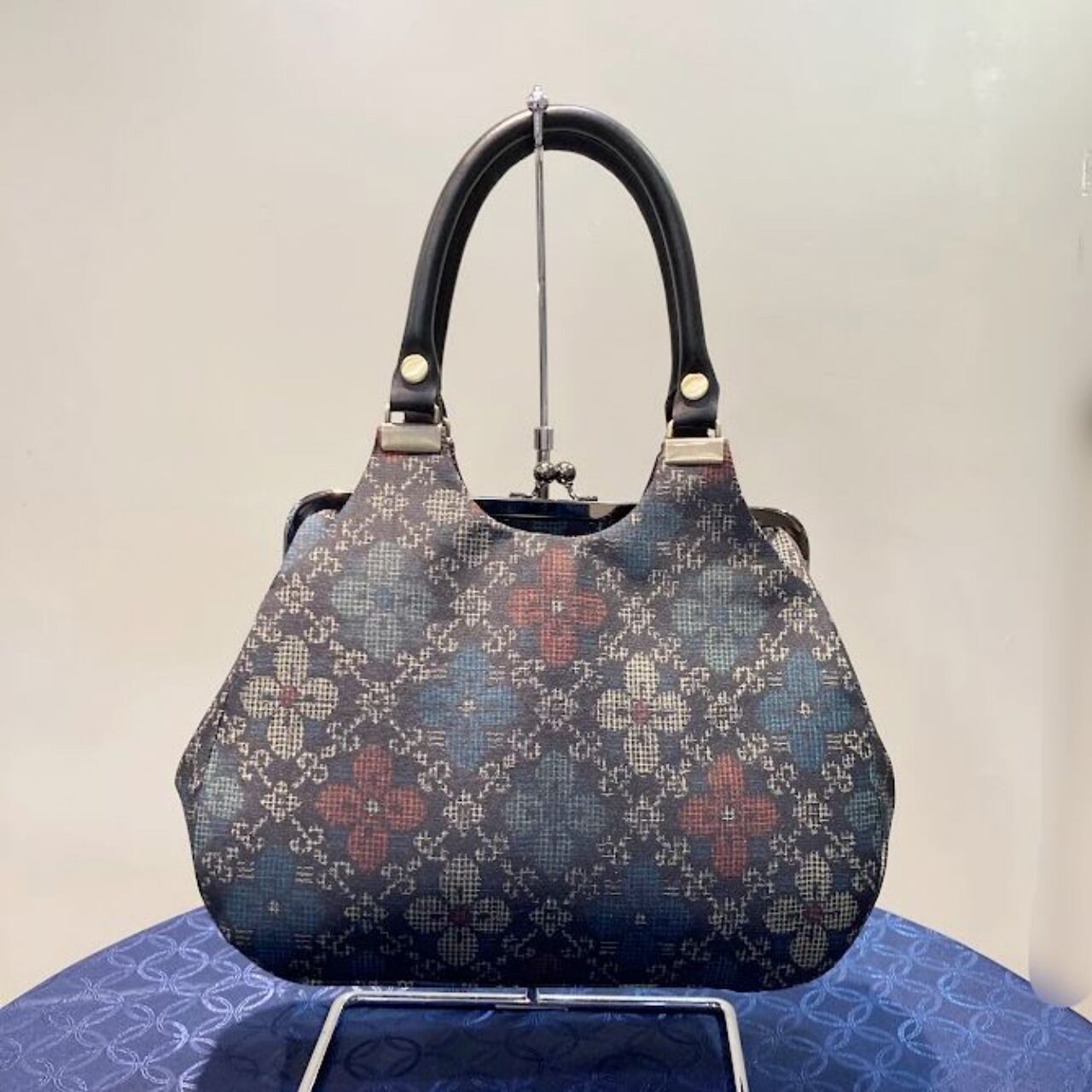 黒小花柄 大島紬|あおりがまぐちバッグ・大|大容量・ポケット付き|着物リメイク