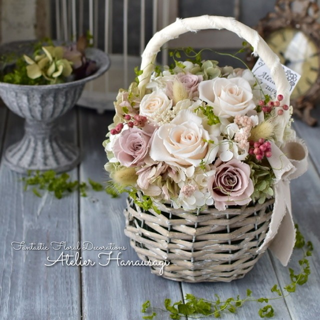 アンティークホワイトのバスケットブーケ 花の贈り物 ウエディングブーケ 結婚式 花プレゼント 開店祝い ハイセンス プリザーブドアレンジ 白 婚姻 ホワイトデー アトリエ花うさぎ