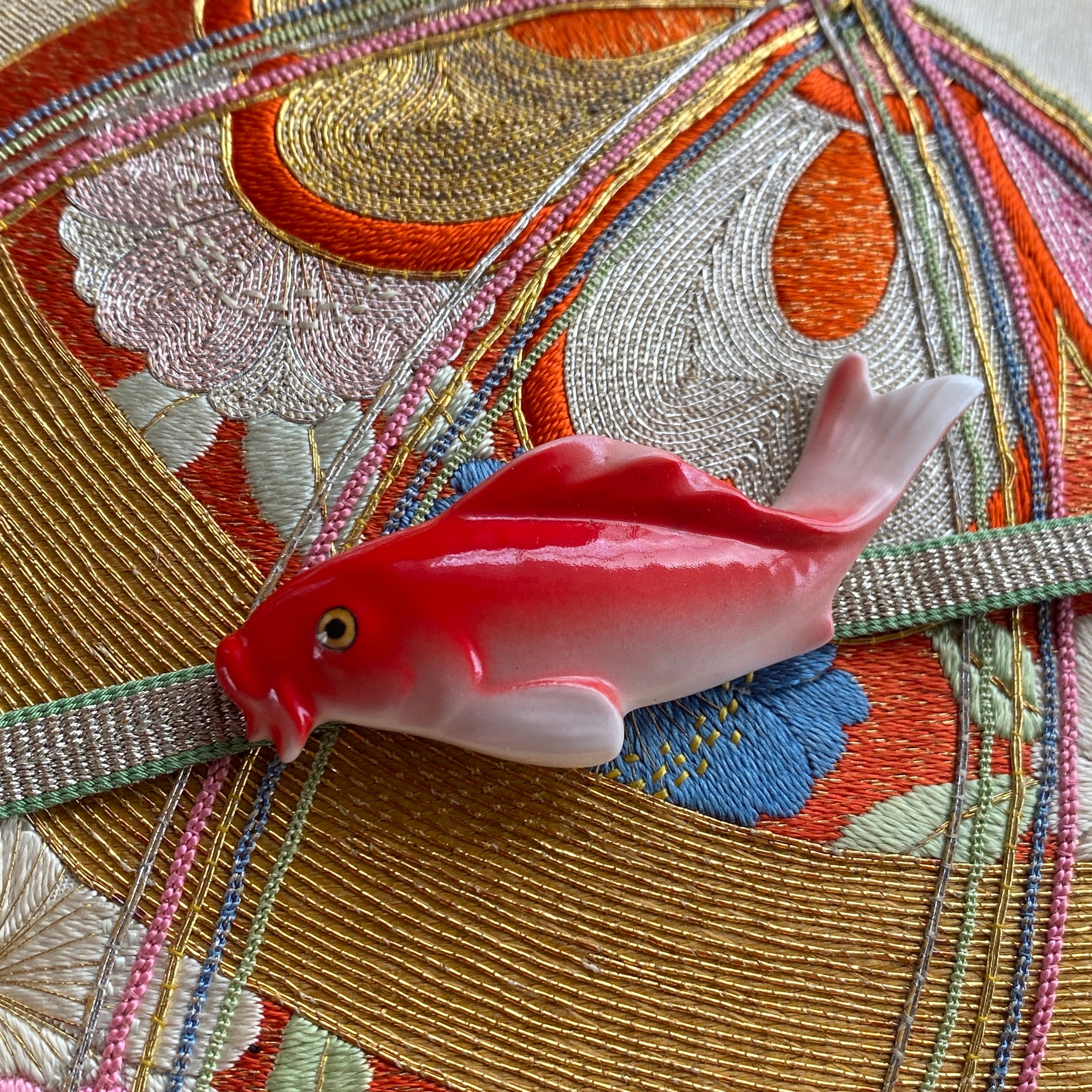 アンティーク　日本陶器　ボーンチャイナ緋鯉の帯留め