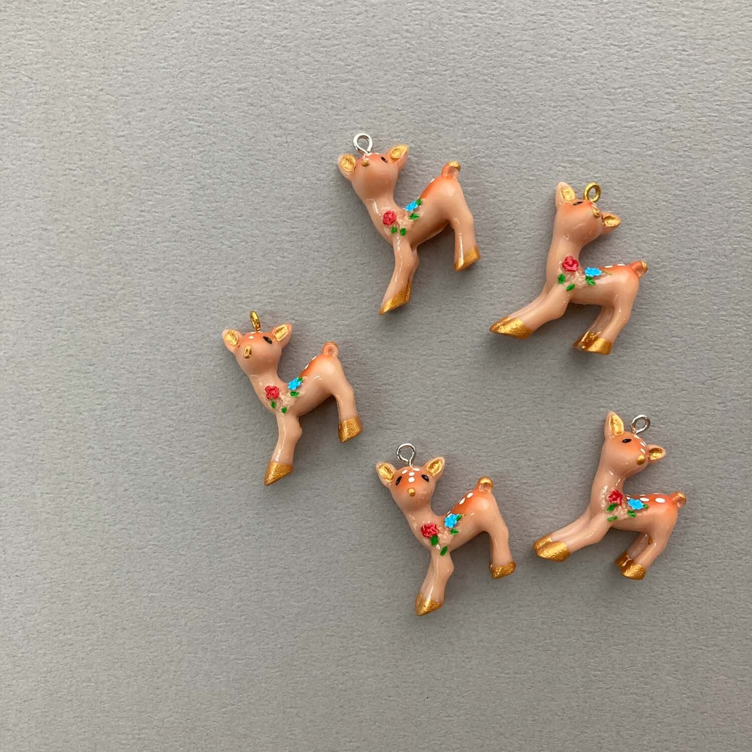 再入荷〉花柄立体アクリルシカチャーム | Dua-アクセサリーパーツショップ