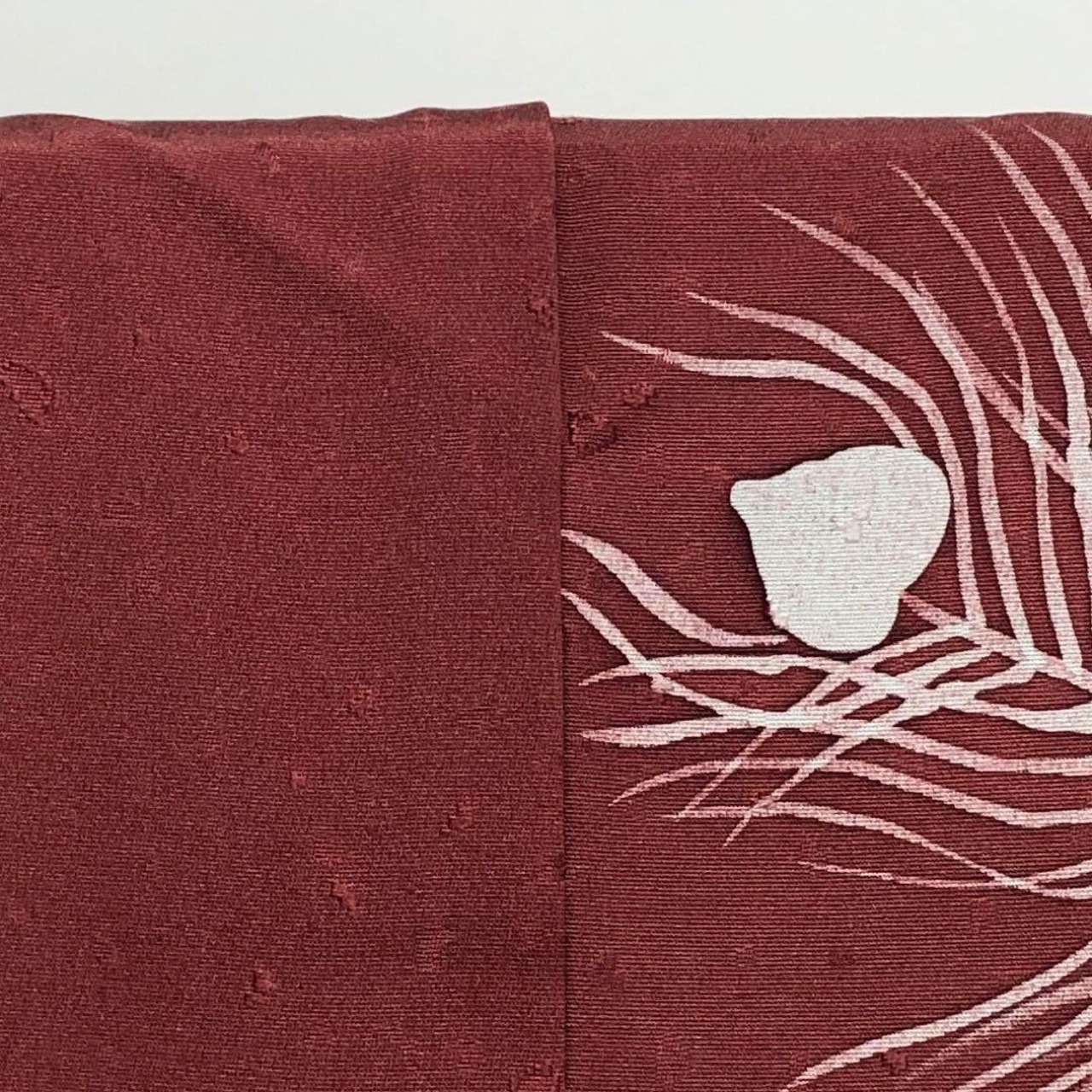 訪問着 作家物 羽ばたく孔雀 美しい羽根柄模様 暈し 深蘇芳色 K-3665  