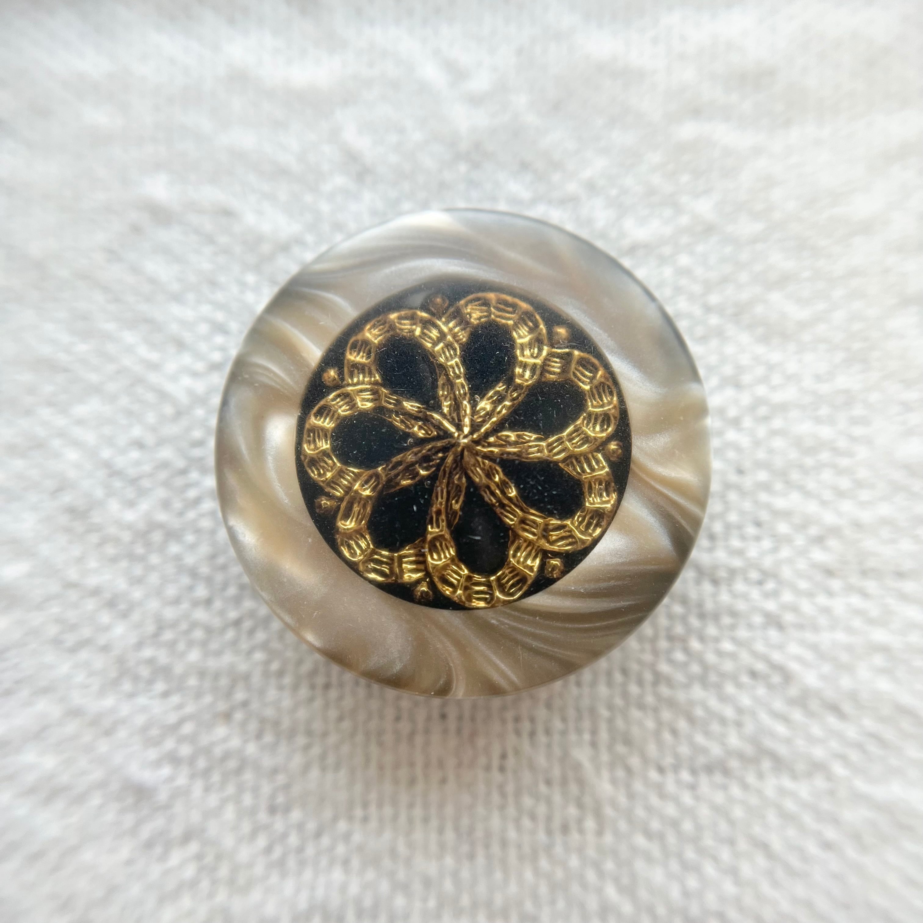 ベージュマーブル ゴールドフラワー 23mm