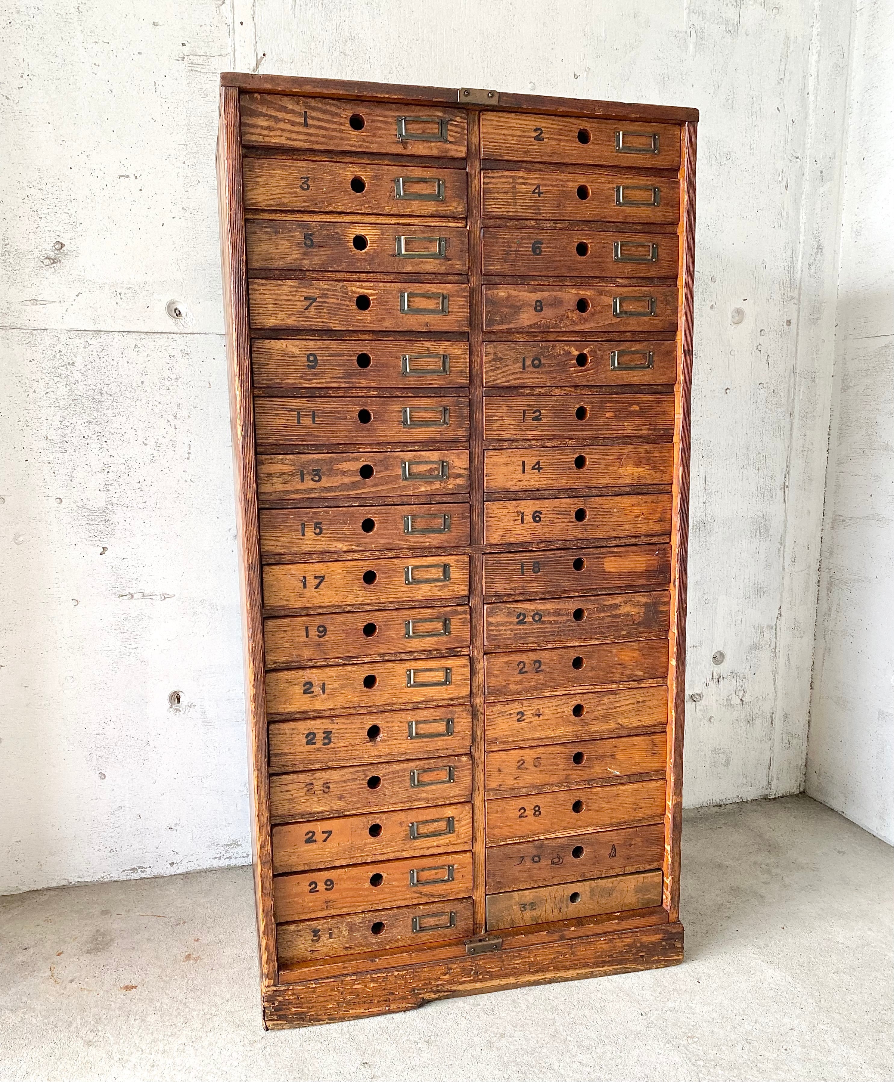 雰囲気の良い古い木製の引き出し7杯　書類棚　収納　古家具　古民家　アンティーク 雰囲気の良い古い木製の引き出し7杯 書類棚 収納 古家具 古民家