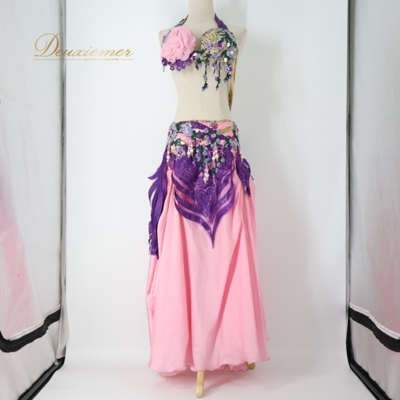 ベリーダンス オリエンタル 衣装 上下セット ピンク系 クイーン Queen トップス スカート 紫 緑 花 ラインストーン ビーズ 豪華 装飾 華やか かわいい エジプト製 イベント ステージ スリット ダンス衣装 パープル系 グリーン系