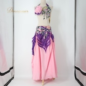 ベリーダンス オリエンタル 衣装 上下セット ピンク系 クイーン Queen トップス スカート 紫 緑 花 ラインストーン ビーズ 豪華 装飾 華やか かわいい エジプト製 イベント ステージ スリット ダンス衣装 パープル系 グリーン系