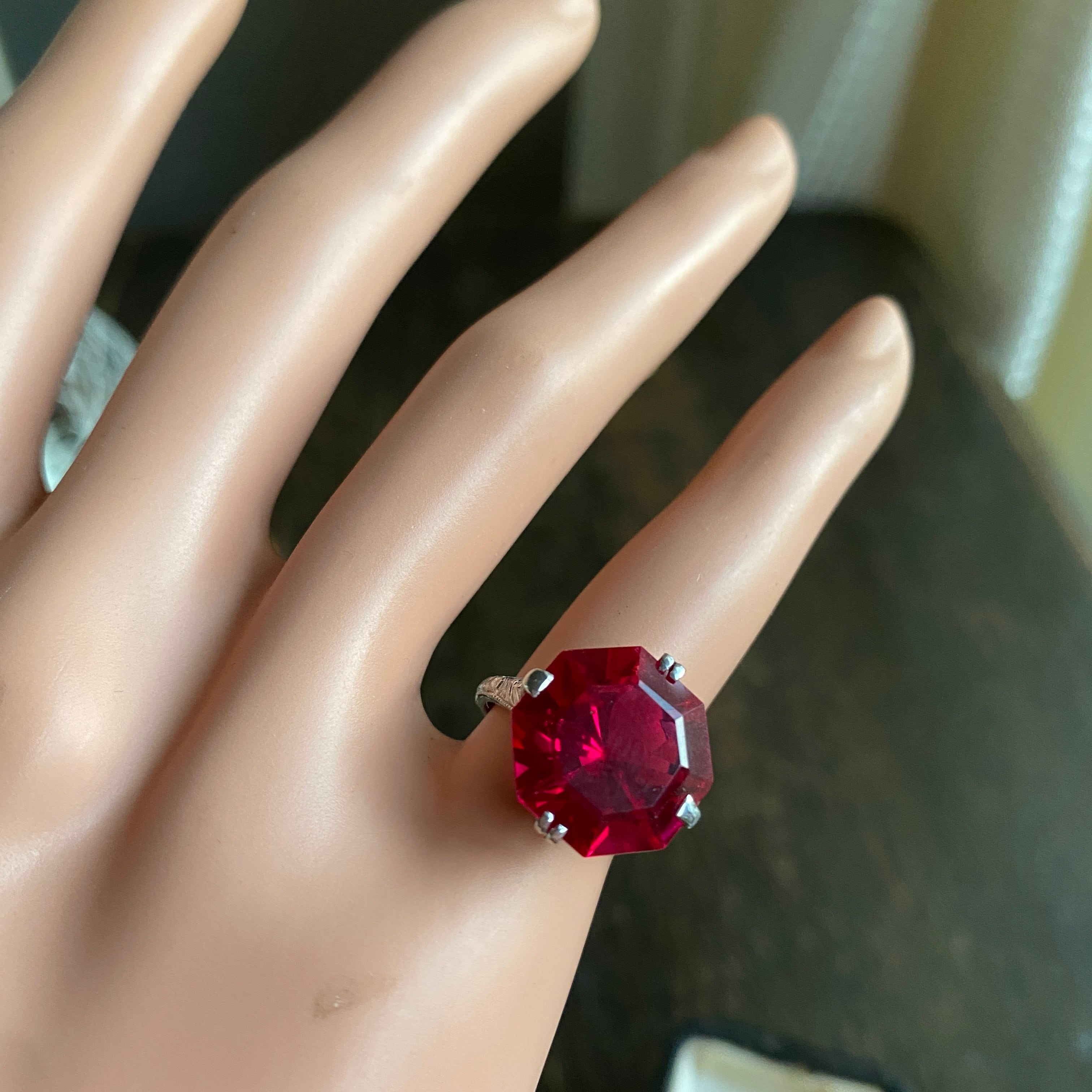 ヴィンテージ　合成ルビー八角カット和彫りのリング