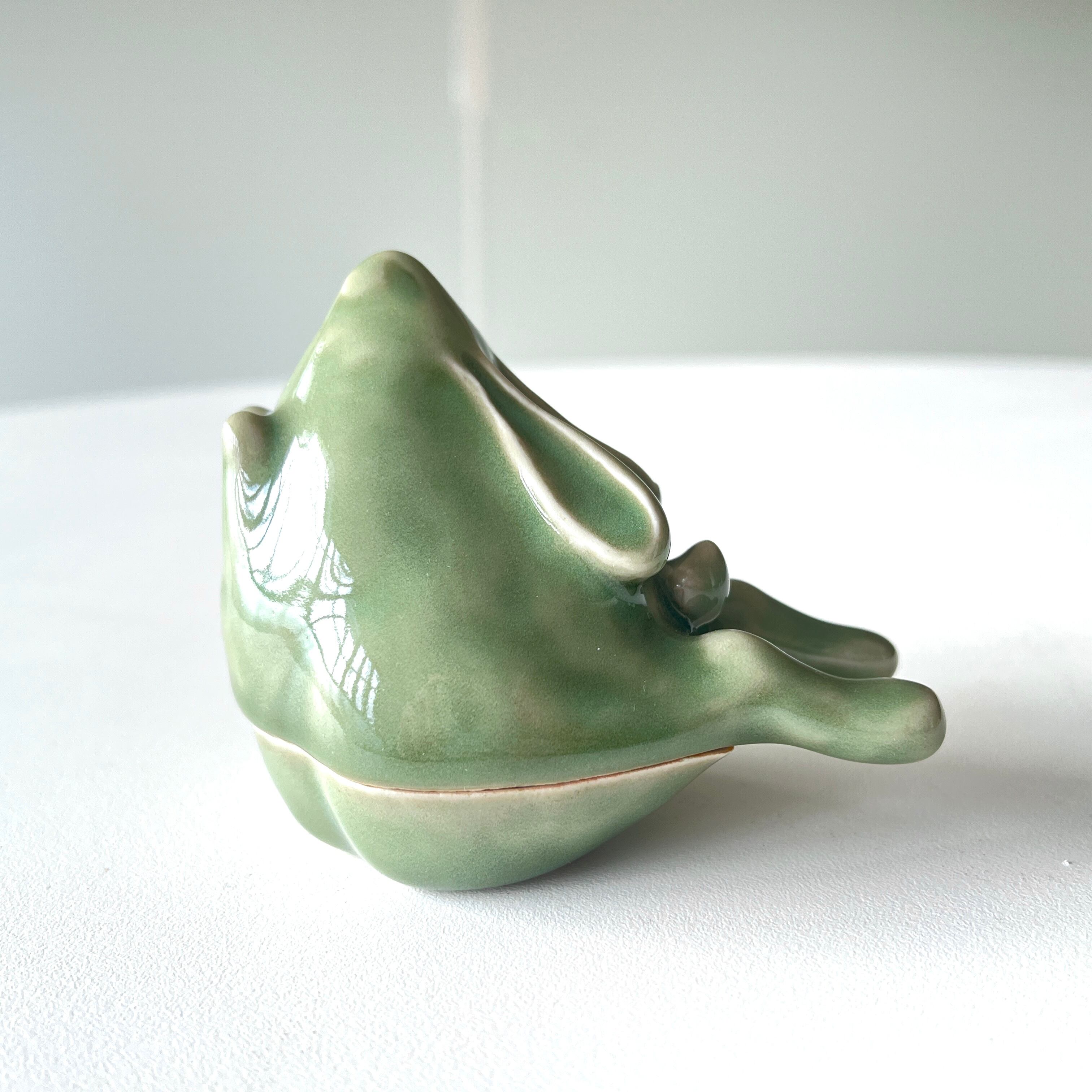 0415]三田青磁 香合 跳卯 | 三田陶芸の森。