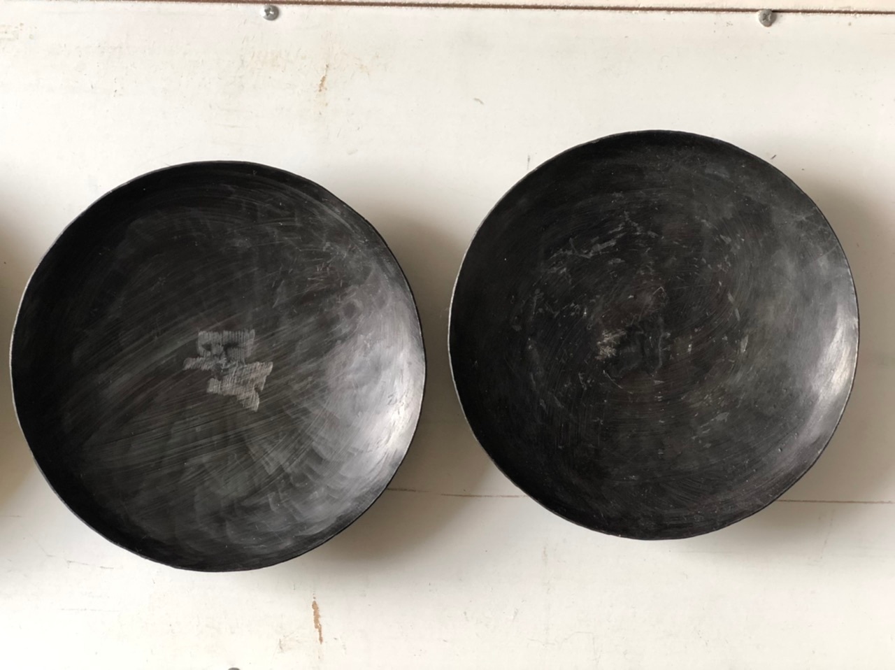 黒鉄のお皿 底台付 S 直径12cm