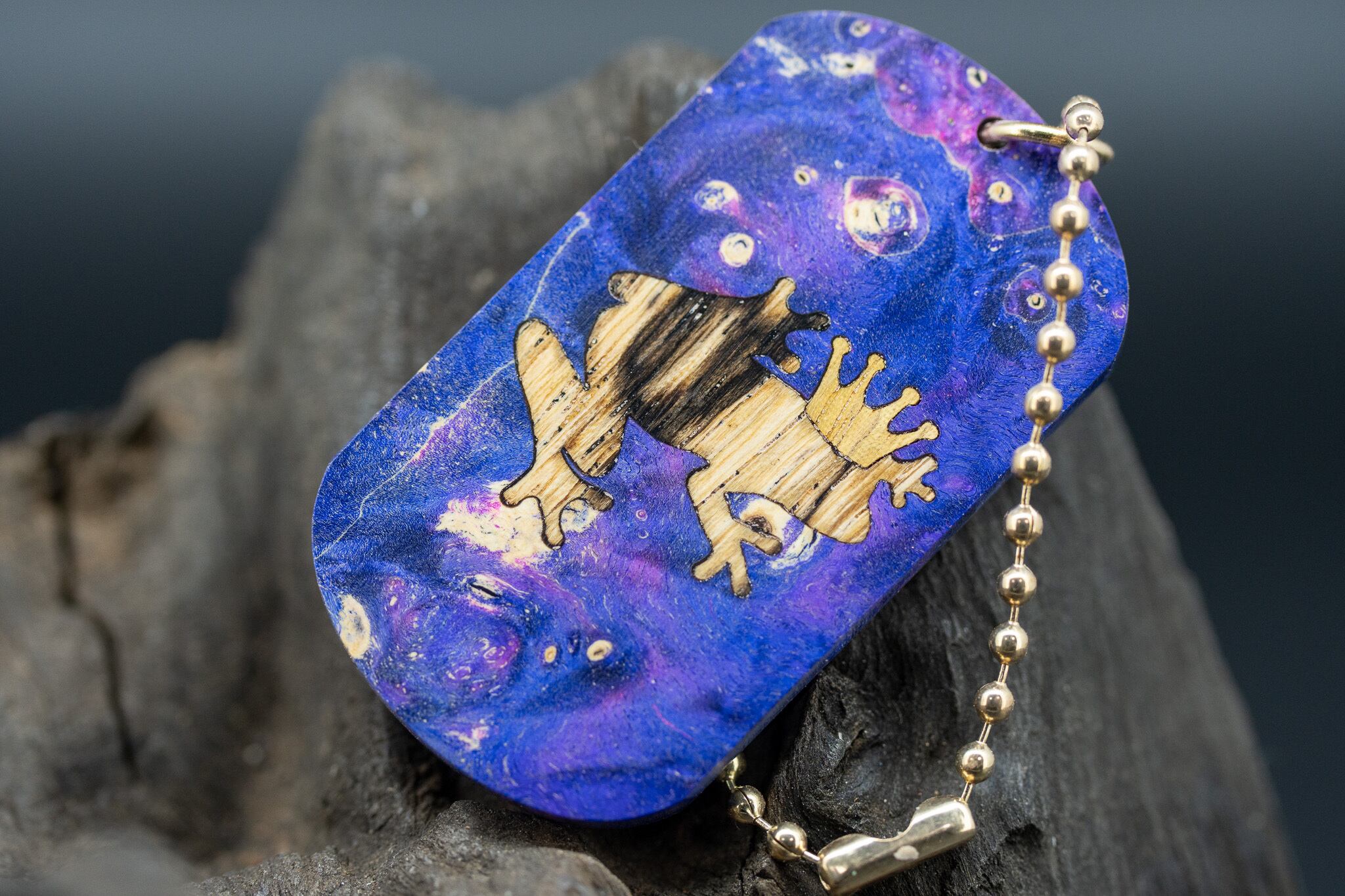 【カナダの象徴】ハードメープル瘤 スタビライズウッド ドッグタグ 象嵌 カエルの王様