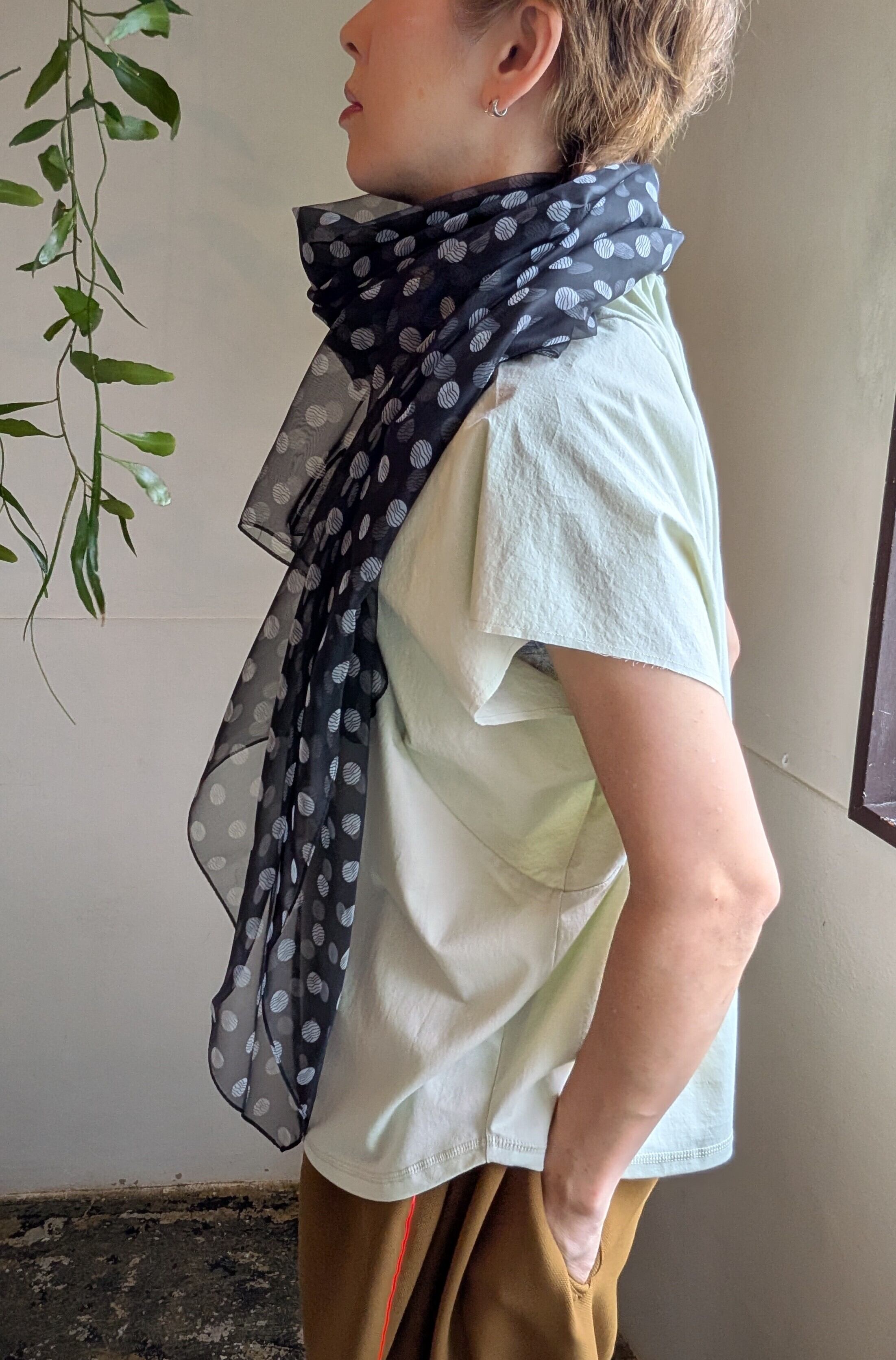 ドット柄 長方形型 大判薄手シフォンタッチストール/ ブラック | 服と