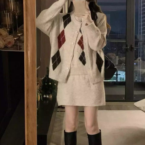 【3点セット】2色／アーガイルラウンドネックカーデ＋ノースリトップス＋ミニスカ ・74391