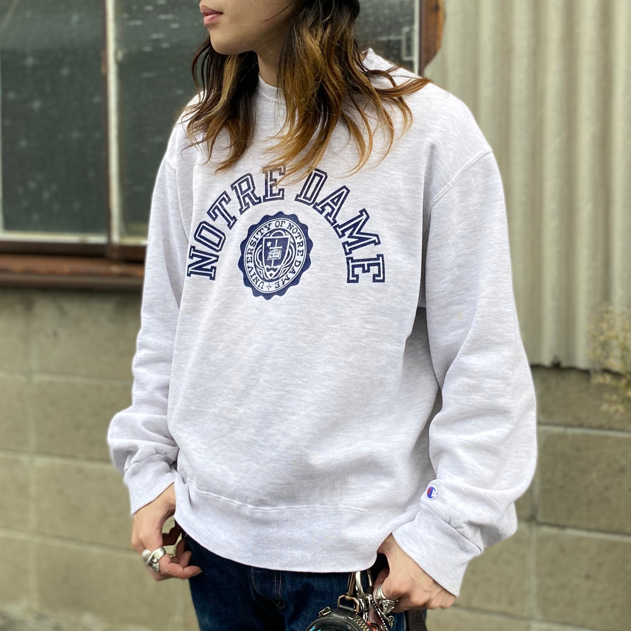 90年代 青刺繍タグ Champion チャンピオン UNIVERSITY OF NOTRE DAME ノートルダム大学 前Vガゼット 2段プリント  アーチ カレッジスウェット ヴィンテージ ライトグレー オートミール 灰色 メンズXL 古着 【スウェット】 | cave ...