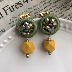 ウッドビーズとビーズ刺繍のイヤリング