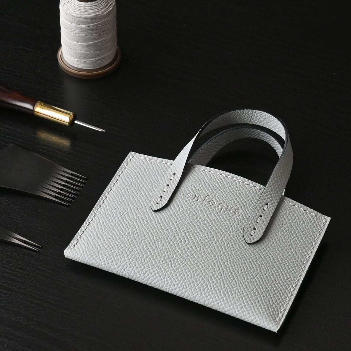 手縫い仕立てのカードケース&バッグチャーム フレンチカーフレザー アイスグレー
