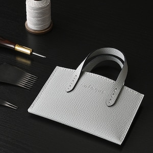 手縫い仕立てのカードケース&バッグチャーム フレンチカーフレザー アイスグレー