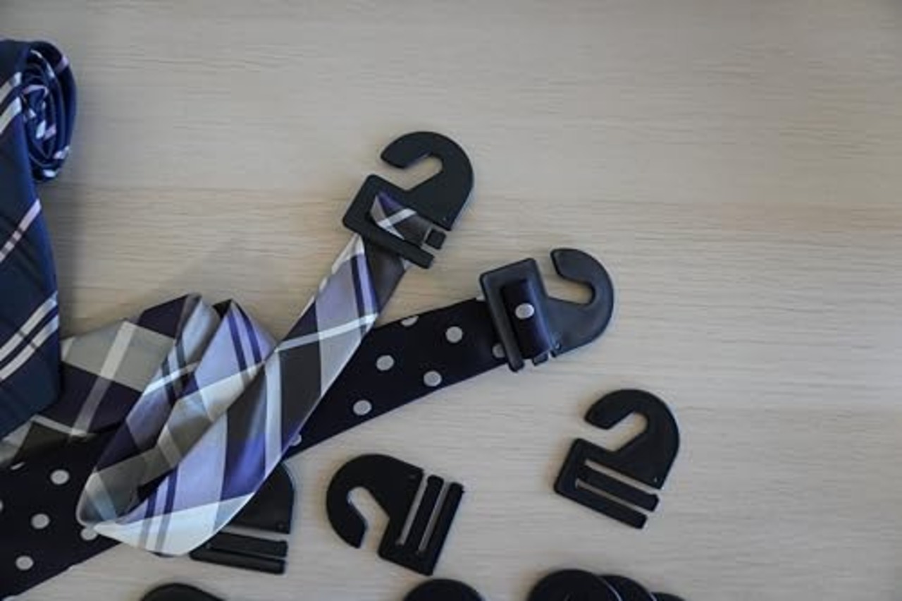 シンコハンガー(Shinkohanger) F-FITネクタイフック10枚入 ブラック 日本製 衣類 洋服 クローゼット 押入 整理 収納 省スペース ビジネス 社会人 新社会人 便利グッズ アイデア商品 メンズ 男性 父の日 プチギフト お祝い 上司 部下 同僚 プレゼント 032787