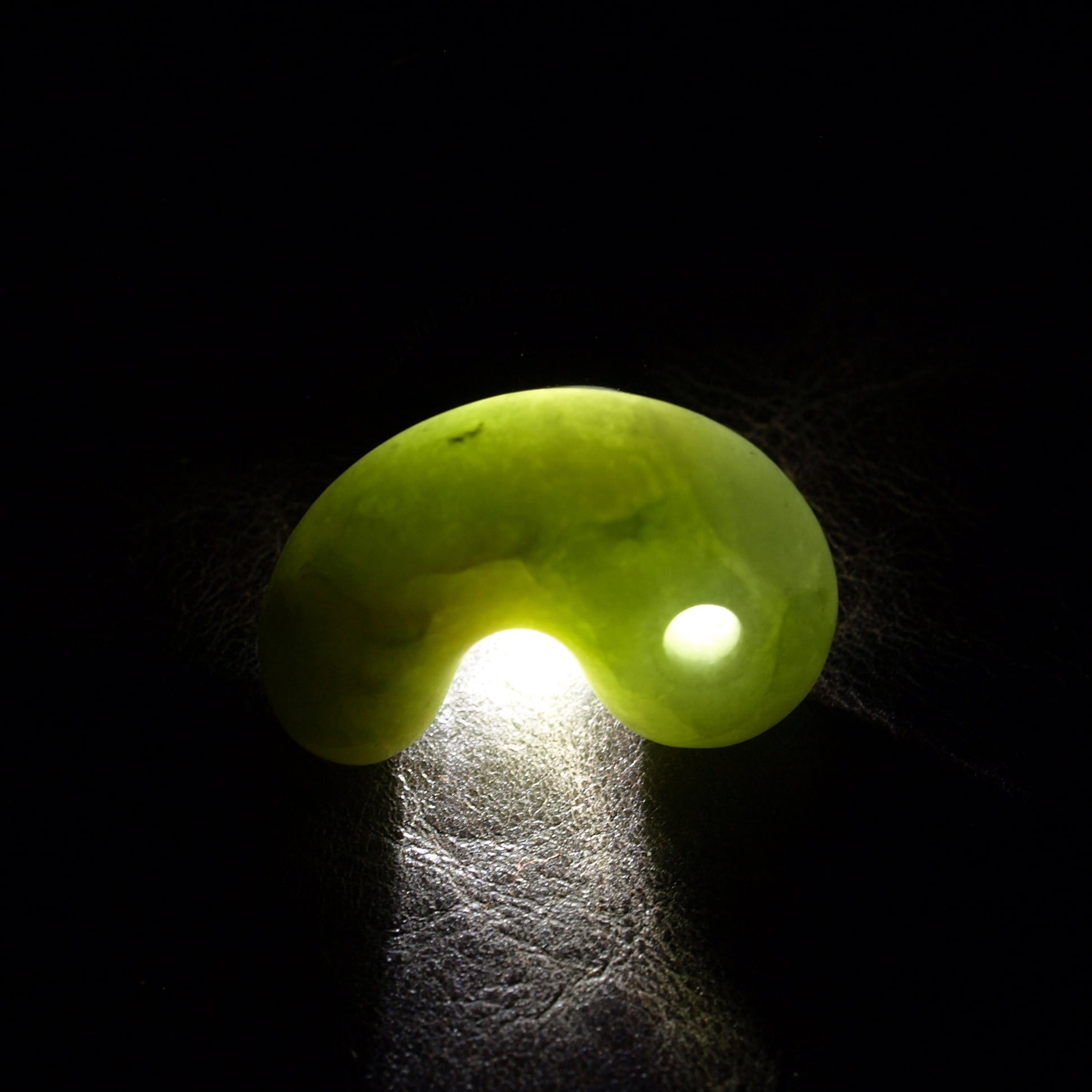 糸魚川翡翠 よもぎ色 まがたま 勾玉 9.6g Brown Green Jadeite Magatam