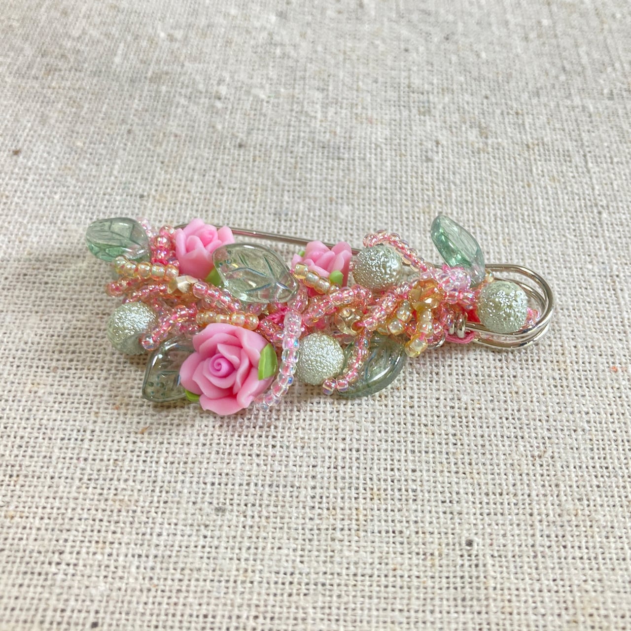 ビーズクロッシェの薔薇のブローチ | ひこうきぐも