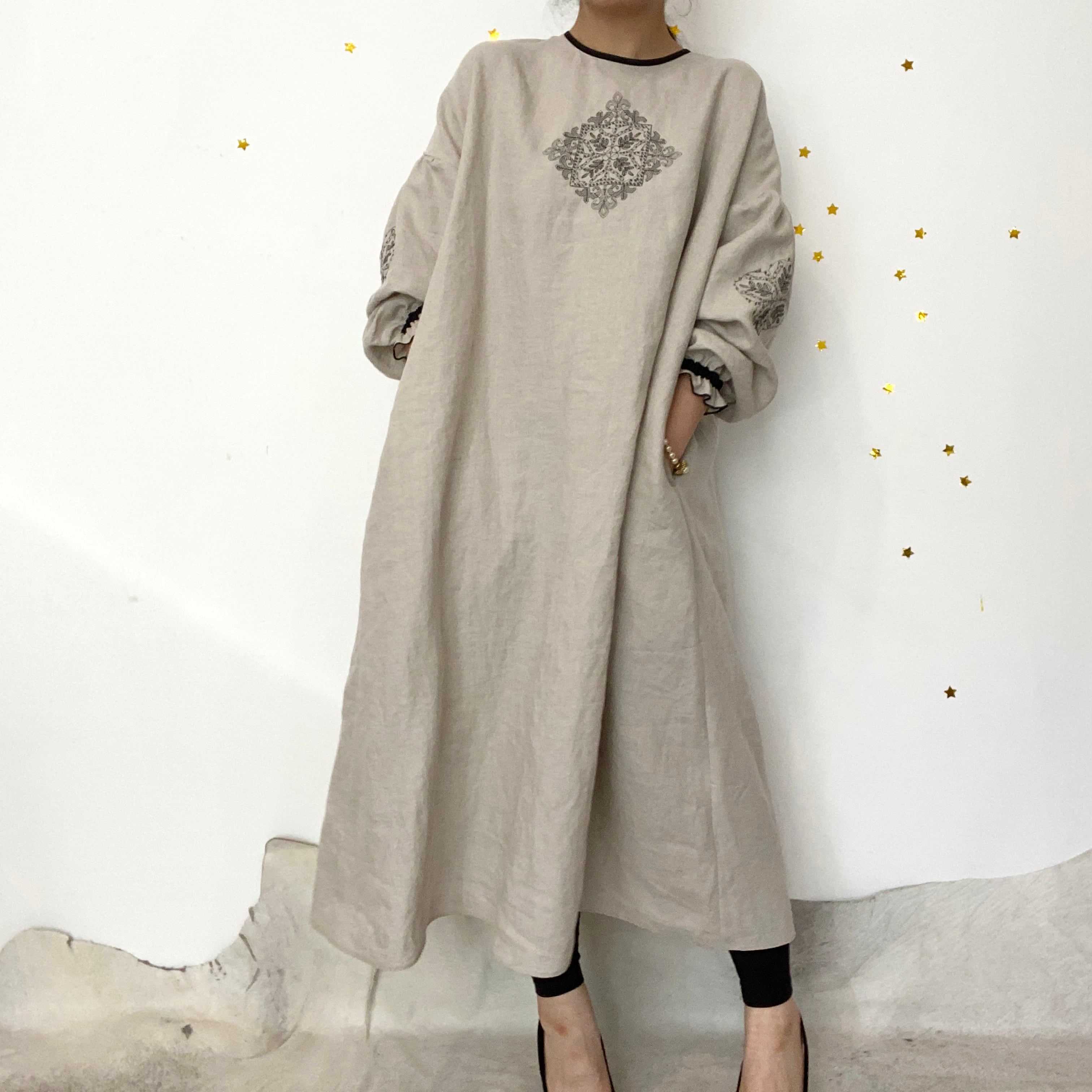 Ladies ] ソロチカ刺繍のリネンギャザーワンピース -beige- | sandext