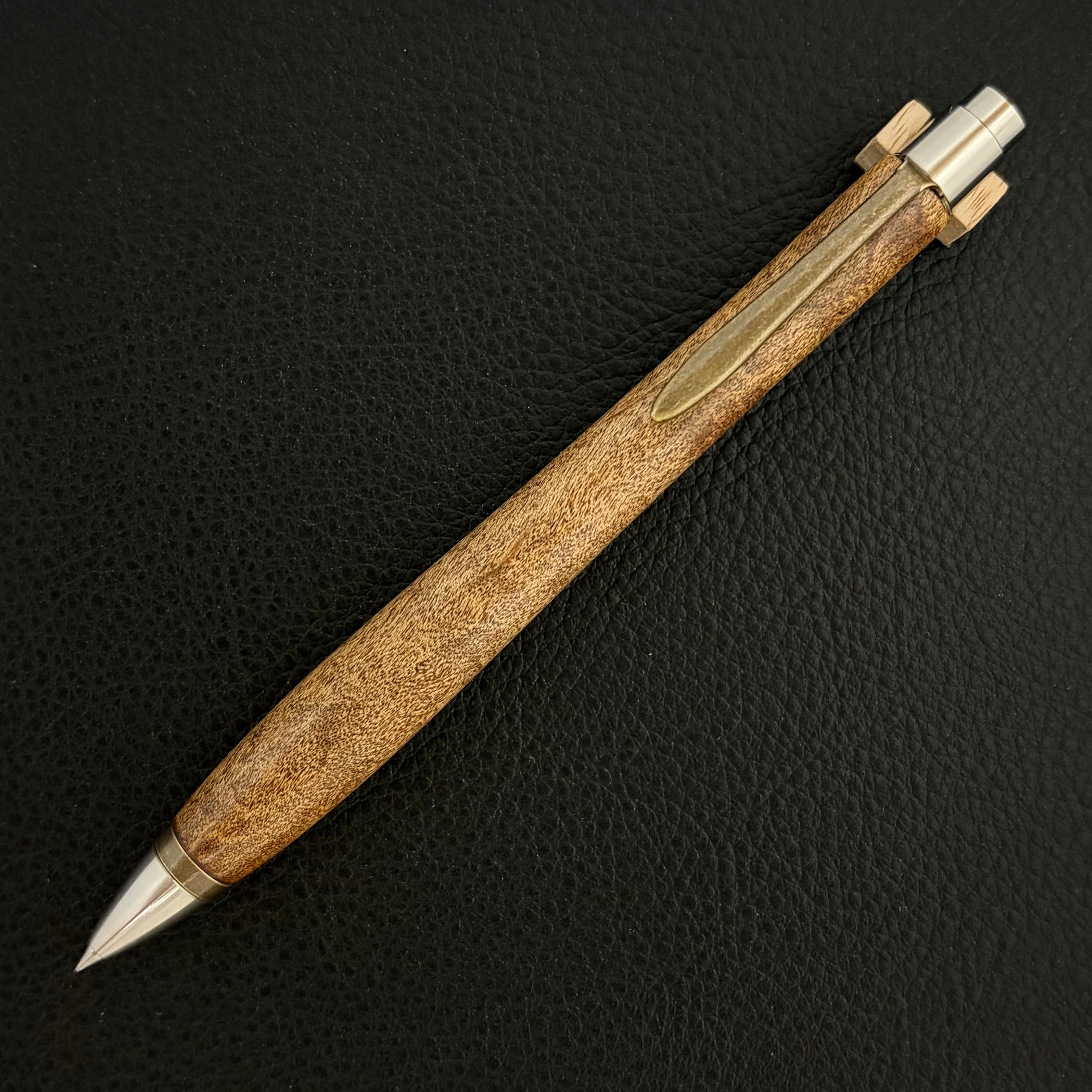 【新品未使用】woodpencraft 木軸ペン ボールペン 摺り国産透漆 欅 匠衆・朱椿粋