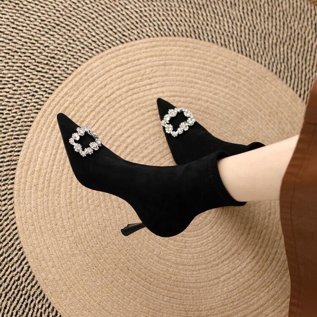 【送料無料】フェイクスエード ミドル丈ブーツ 靴 シューズ レディース ブーツ ミドルブーツ ミディ丈 ポインテッドトゥ ヒール ヒールブーツ ビジュー キラキラ きらきら 黒ブーツ スエード スウェード 大人 上品 きれいめ エレガント お呼ばれ フェミニン デート 女子会 お出かけ 食事会 人気 大人 韓国 春 秋 冬 22 22.5 23 23.5 24 24.5 20代 30代 40代 50代 ブラック 黒