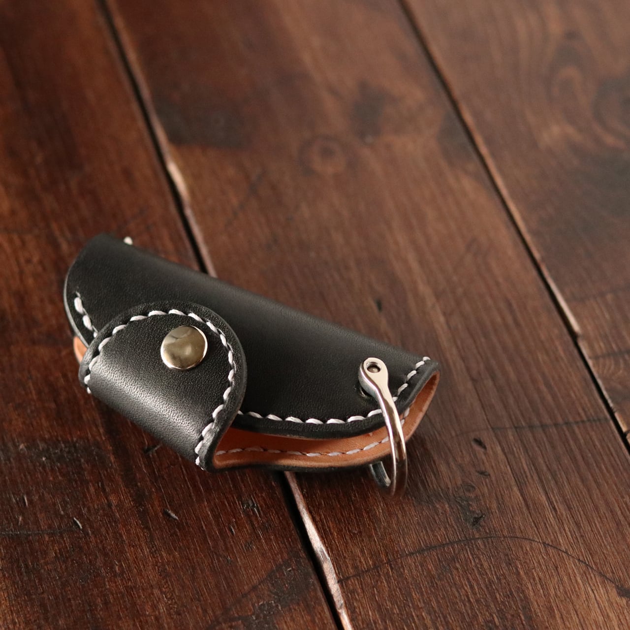 お札が入る小さなキーケース ブラック＆生成り×ブラウン(糸) | QINORA