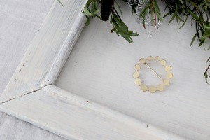 0202 つらなるわブローチ