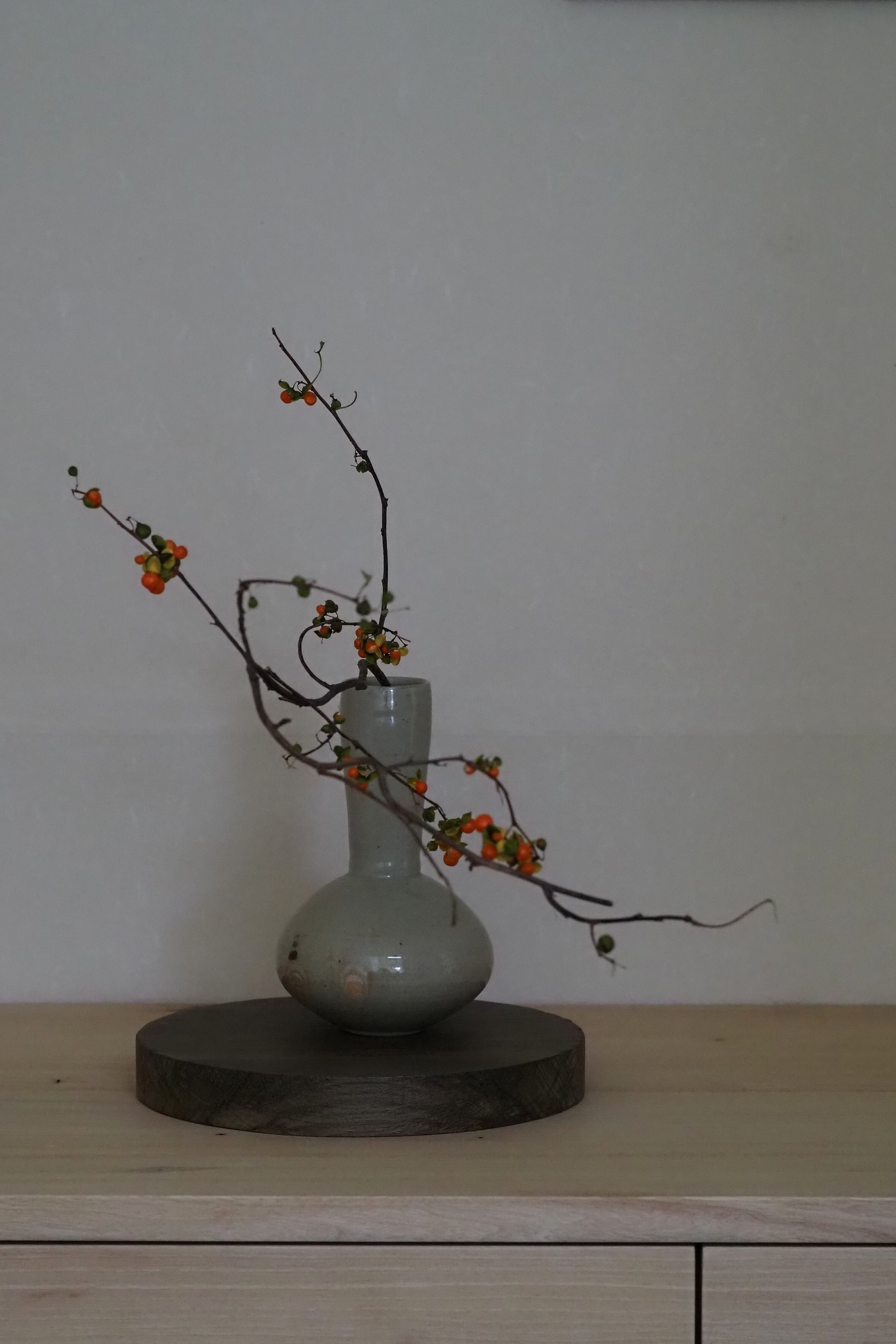 伊藤環 24. 柞灰須恵型花入 | 陶屋なづな